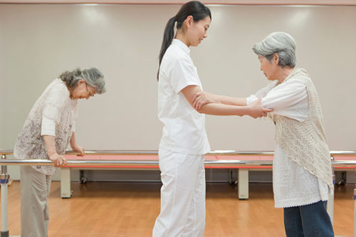 Sử dụng vật lý trị liệu chăm sóc người bệnh cao tuổi