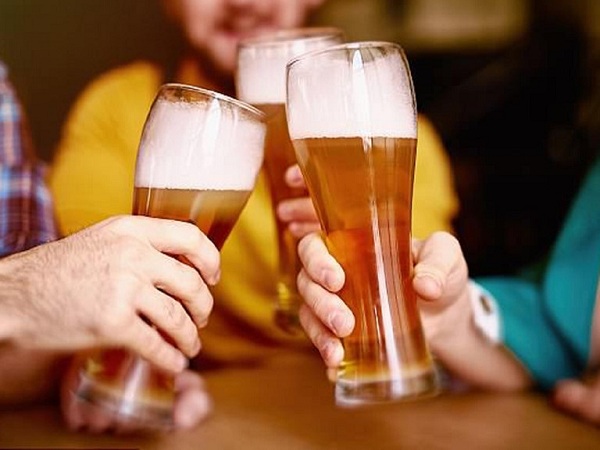 Bác sĩ bật mí cách uống rượu bia không gây hại sức khỏe