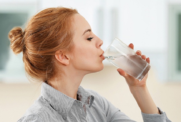 Người bệnh sỏi thận nên uống nhiều nước